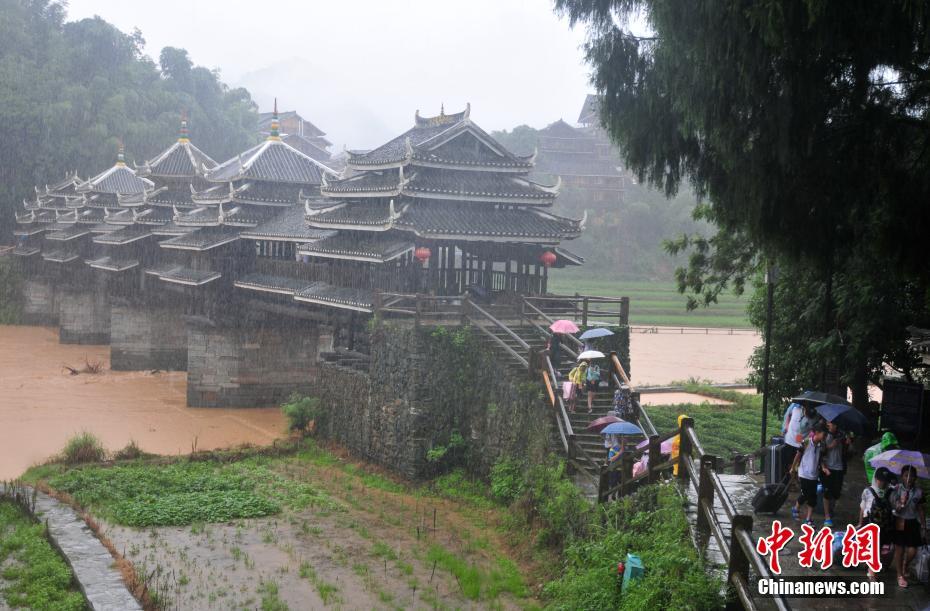 世界的にも有名な程陽風雨橋、洪水に囲まれる　広西チワン族自治区