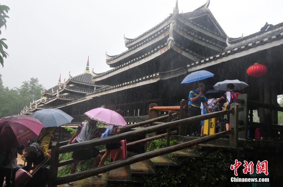 世界的にも有名な程陽風雨橋、洪水に囲まれる　広西チワン族自治区