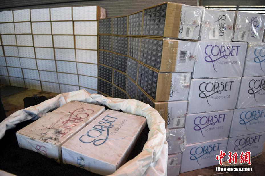 香港税関が密輸とみられるタバコ300万本を摘発