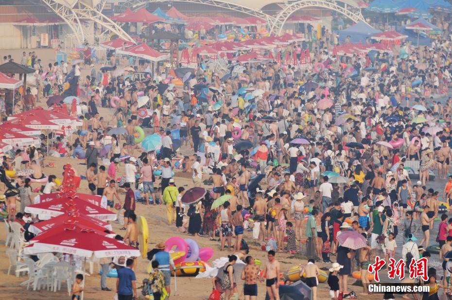 一年で最も暑い時期の訪れ「入伏」、高温で海岸ごった返す　山東省