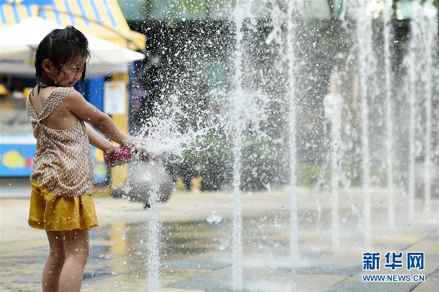 猛暑日が続く北京市、水遊びをして涼む子供たち