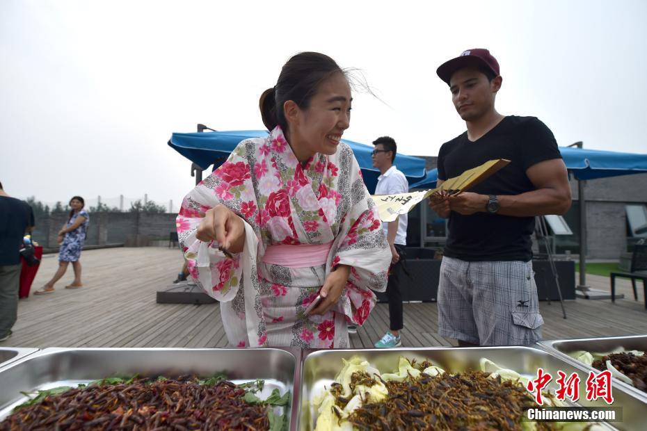 驚きと絶叫がこだまする　外国人が暗黒料理に挑戦　北京