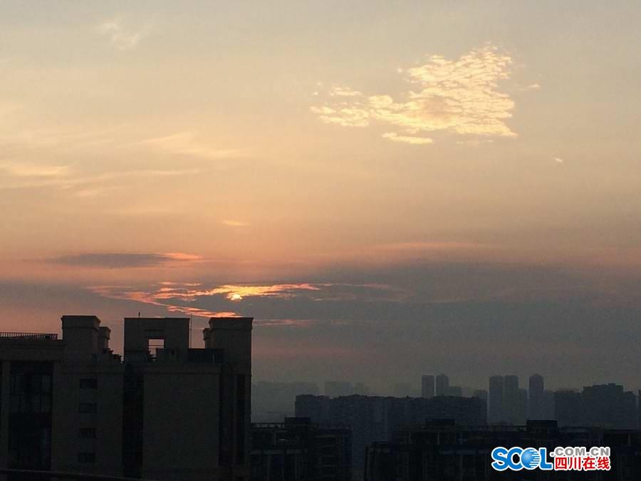 雨上がりで澄みあがった空に太陽と月が現れる美しい風景