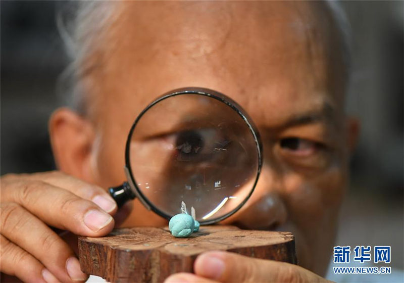 針の穴を通るほどの極小の世界　台湾のミニチュア彫刻家
