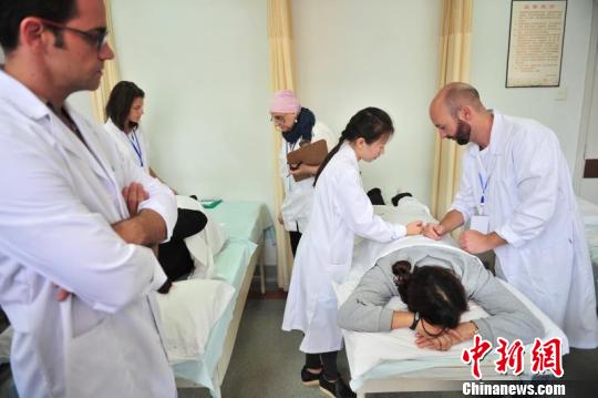 雲南省中医学病院で推拿を学ぶ外国人実習生。 （撮影：劉冉陽）