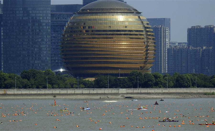 「2017年銭塘江遠泳横断」イベントで、約2千人が銭塘江を泳いで横断