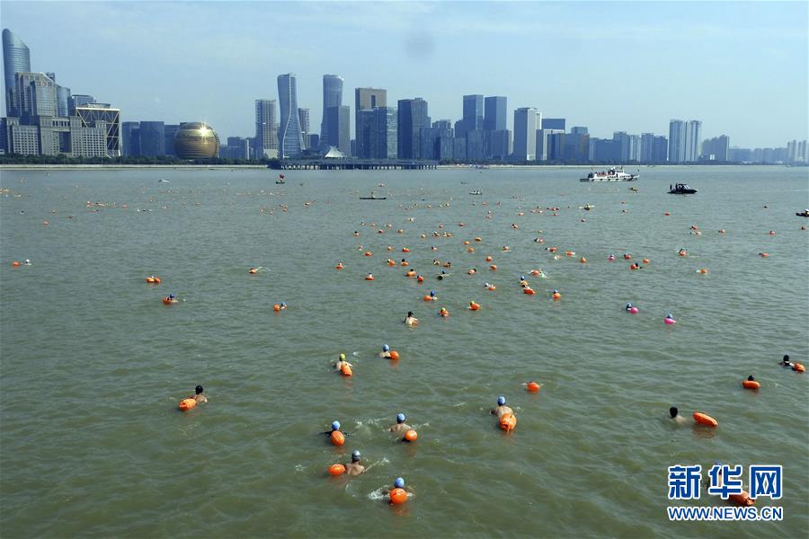 「2017年銭塘江遠泳横断」イベントで、約2千人が銭塘江を泳いで横断