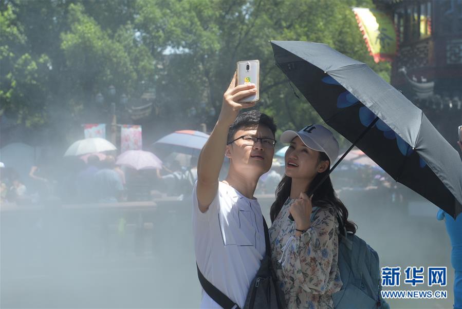 連日暑さが続く上海　各観光スポットで暑気払いのドライミスト