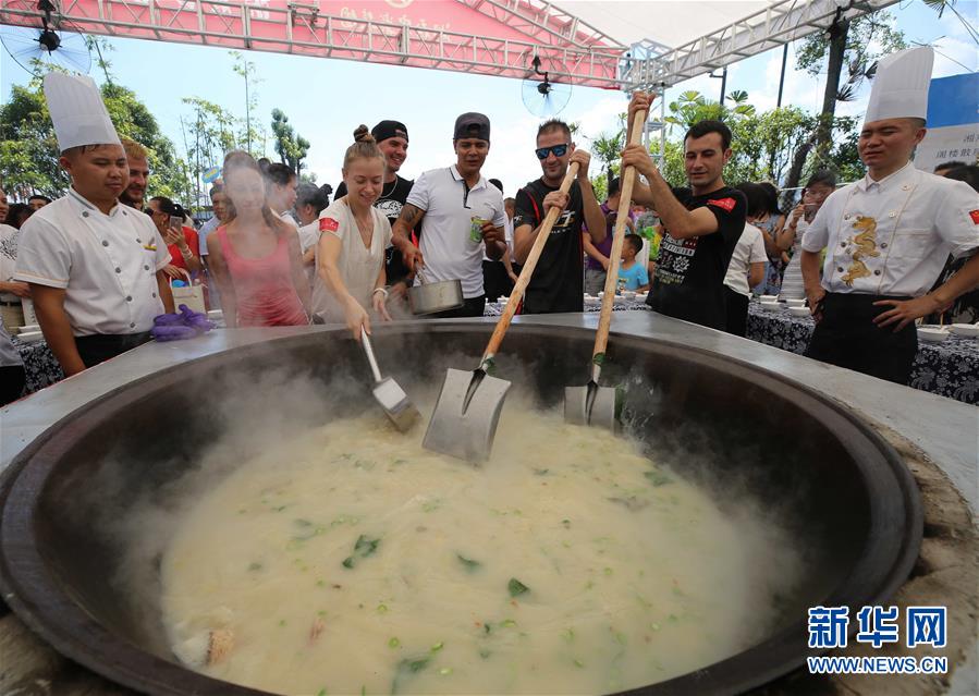 大鍋で魚の煮込み料理を観光客に振る舞うイベント 湖南省張家界