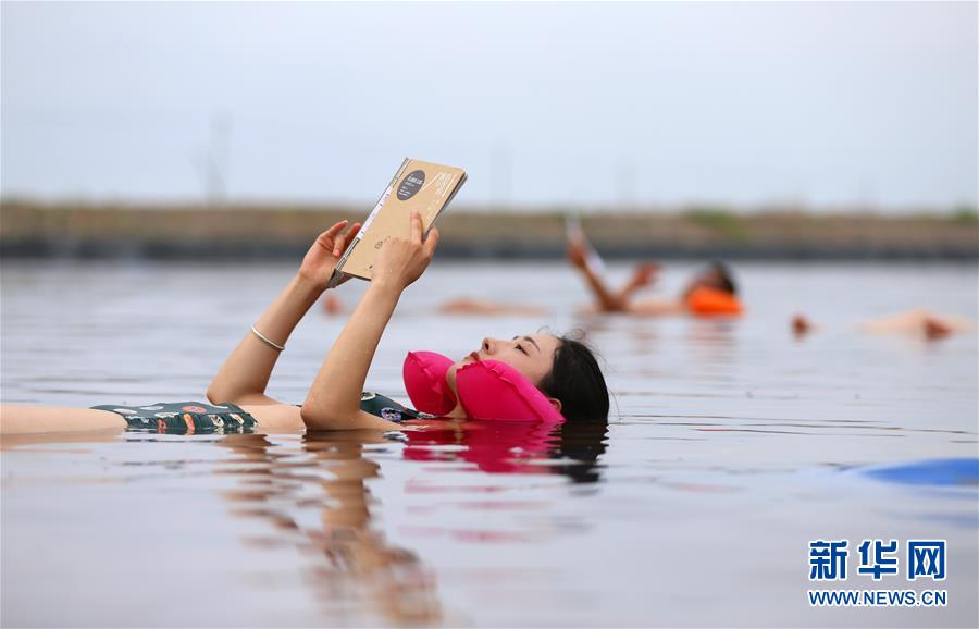 「死海」の水面に浮かび、夏を満喫　遼寧省