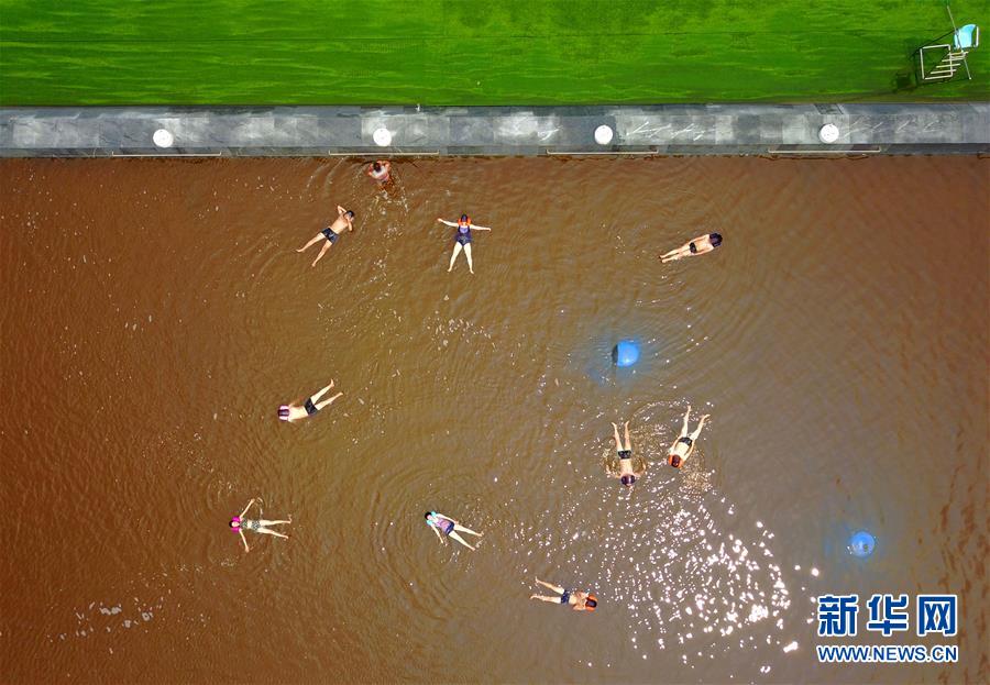 「死海」の水面に浮かび、夏を満喫　遼寧省