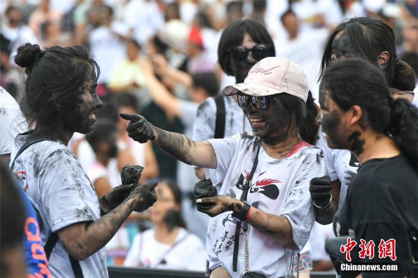 約千人が顔に塗料を塗って祝福しあう「花臉節」開催　雲南省