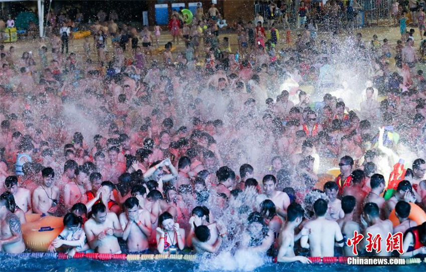 武漢で続く暑さ　プールにはひしめきあうほどの人、人、人