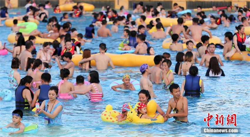 武漢で続く暑さ　プールにはひしめきあうほどの人、人、人