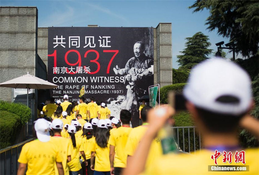 華人の教師や学生ら、南京大虐殺遭難同胞記念館で死者を弔う