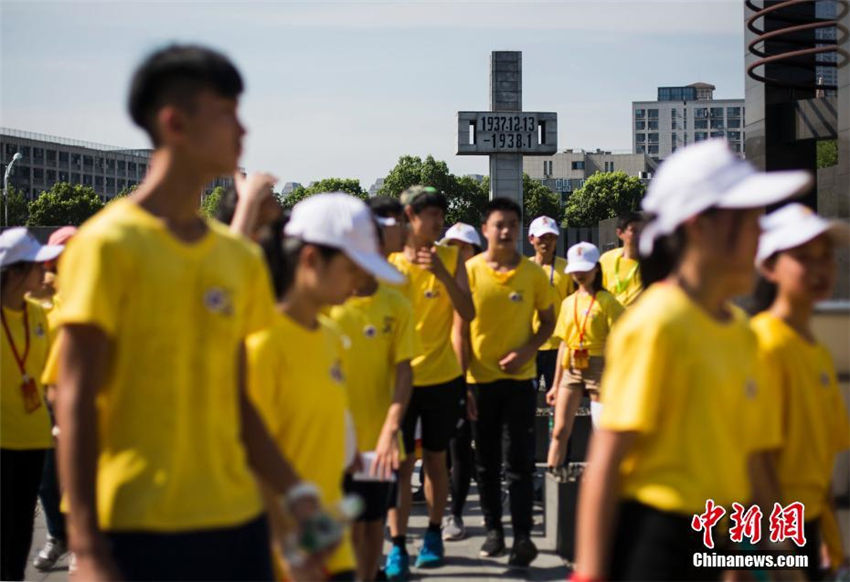 華人の教師や学生ら、南京大虐殺遭難同胞記念館で死者を弔う