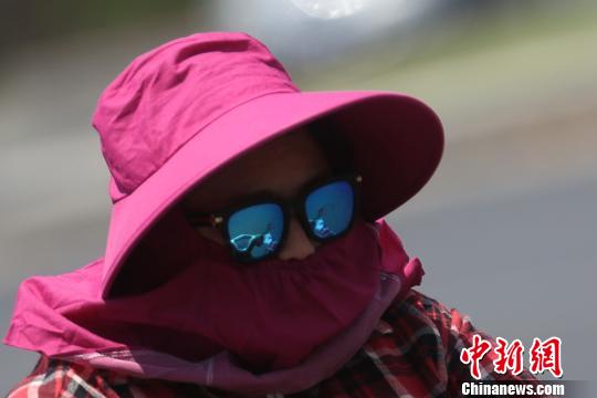各地で続く酷暑　南京では「完全武装」の市民も