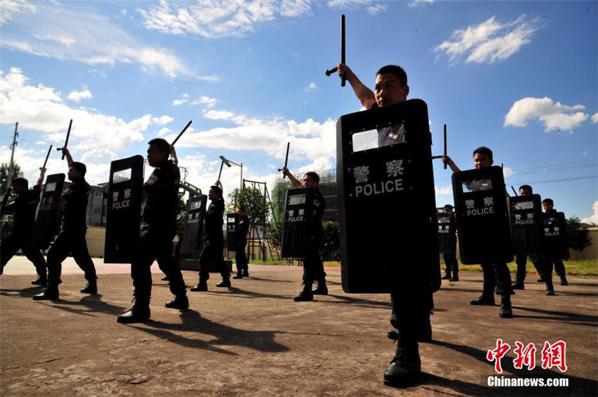 強烈な日差しの下、訓練に励む特別警察官たち