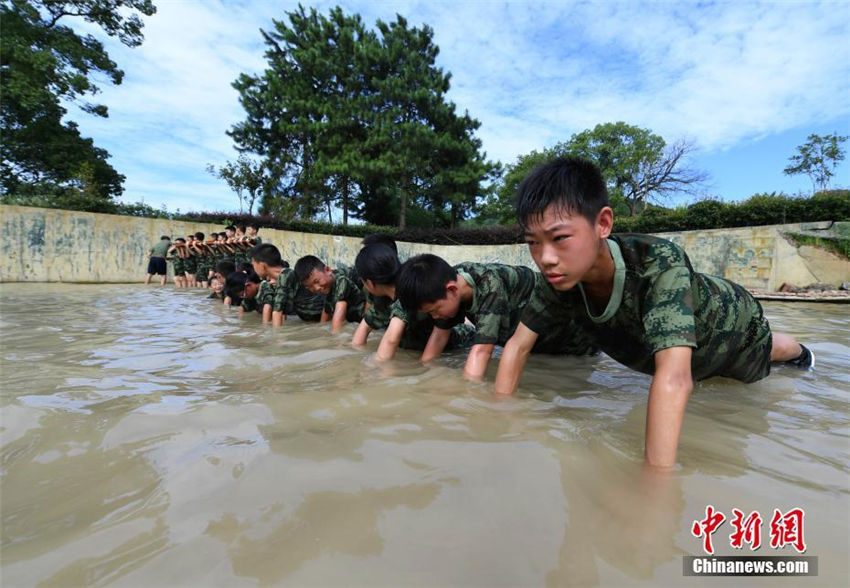 小中学生が体力･精神を鍛え上げる軍隊式サマーキャンプに参加