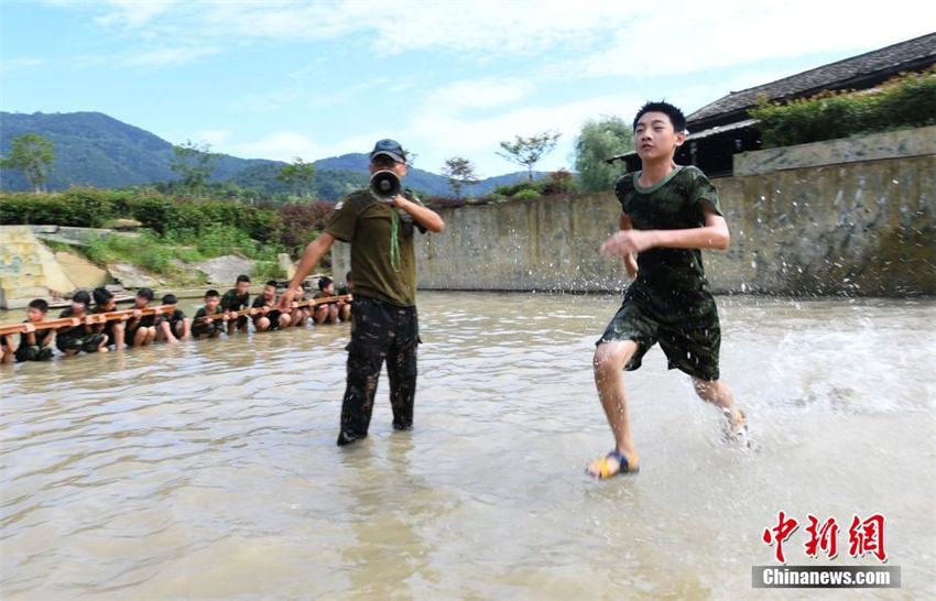 小中学生が体力･精神を鍛え上げる軍隊式サマーキャンプに参加