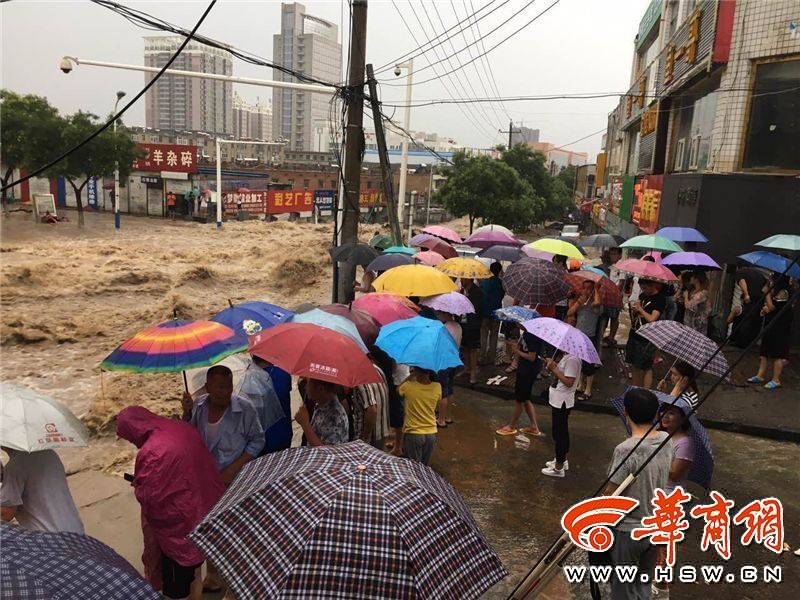 陝西省で突然の暴雨、多くの道路が浸水のため崩壊