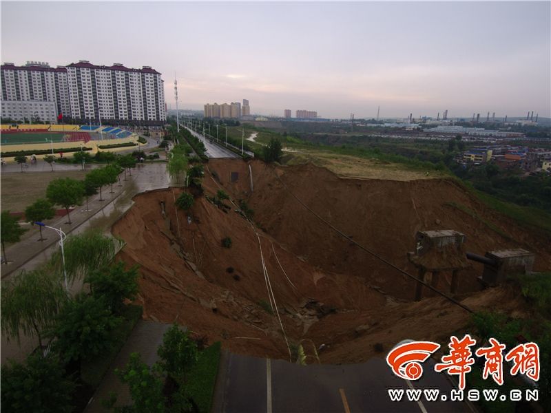 陝西省で突然の暴雨、多くの道路が浸水のため崩壊