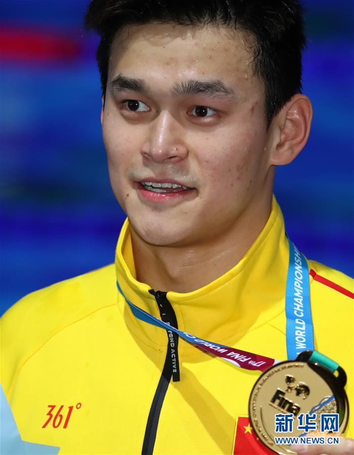 孫楊選手、400メートル自由形で優勝　表彰式で感激の涙