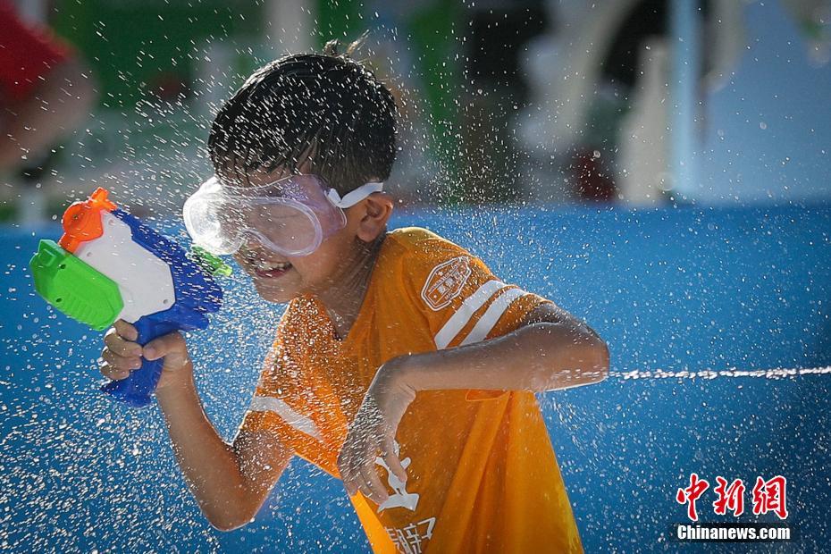  南京、子供たちが「泡パーティー」で猛暑吹っ飛ばす