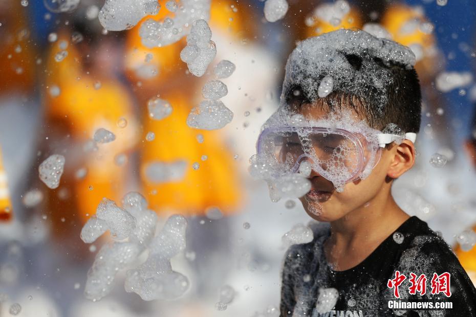  南京、子供たちが「泡パーティー」で猛暑吹っ飛ばす
