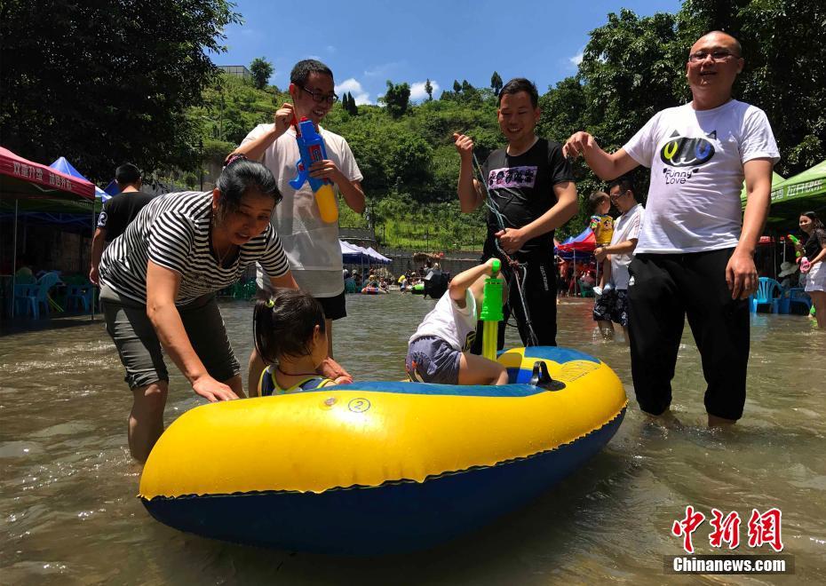 重慶も酷暑に　水に足を浸けて麻雀楽しむ市民