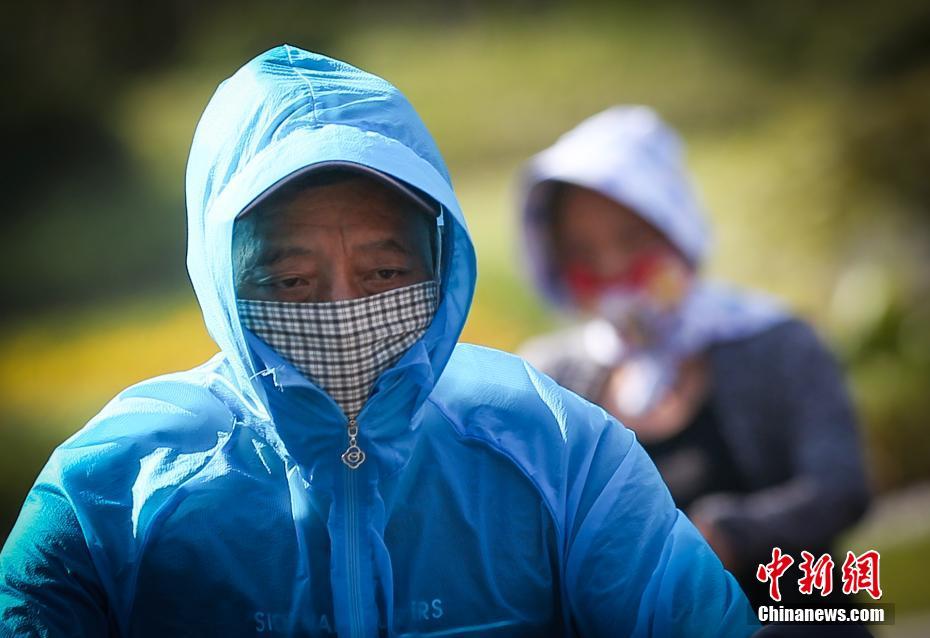 南京で深刻な暑さ続く　帽子やスカーフで完全武装する市民たち