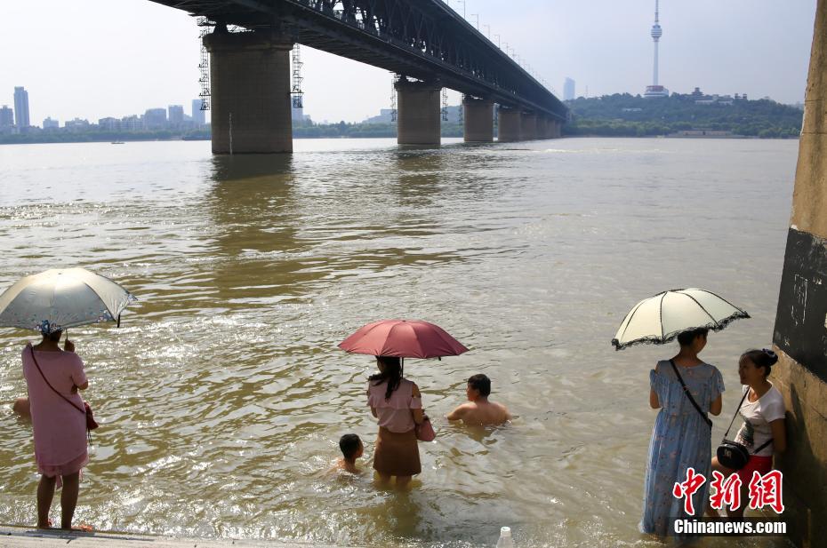 連日40度超えの武漢　水遊びで暑気払いする市民たち