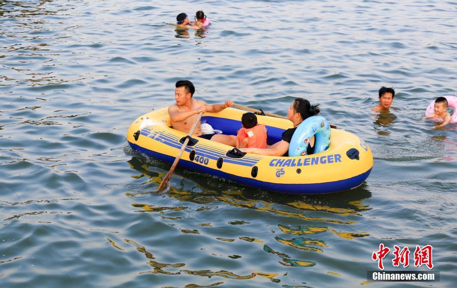 連日40度超えの武漢　水遊びで暑気払いする市民たち