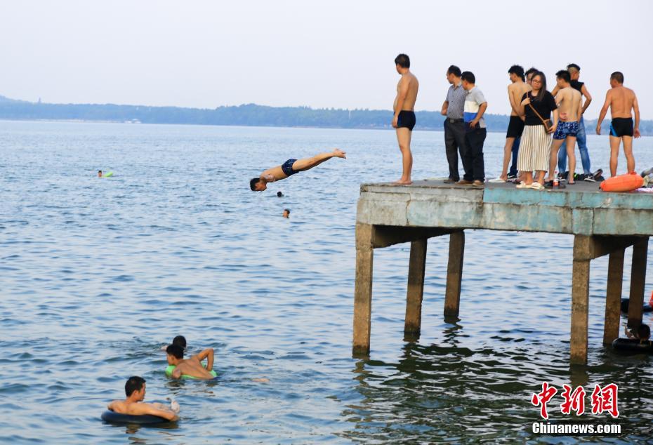 連日40度超えの武漢　水遊びで暑気払いする市民たち