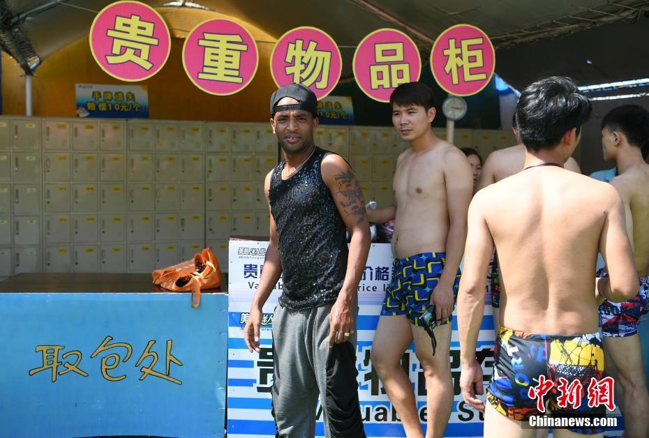 重慶で働くエチオピア人男性、あまりの暑さに「高温休暇」を希望