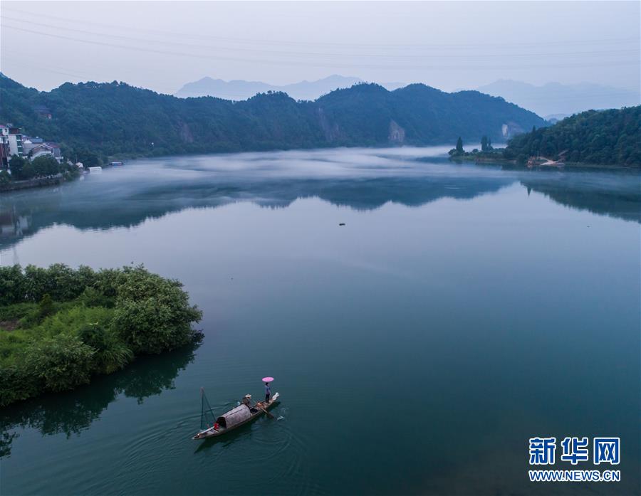自然織り成す幻想的な景色　白いもやに包まれる浙江省の川