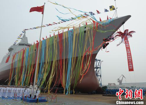 中国海軍の新型の1万トン級駆逐艦の進水式