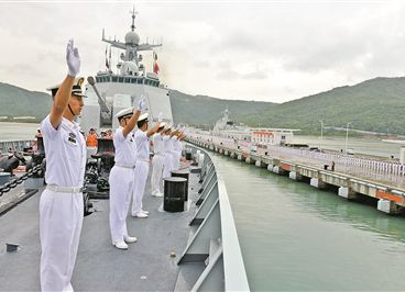 中国海軍艦隊が中露合同軍事演習のためロシアへ出航