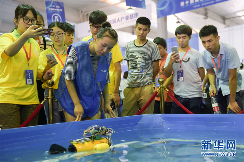 水中ロボットが、技を競う