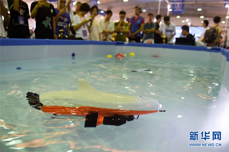 水中ロボットが、技を競う
