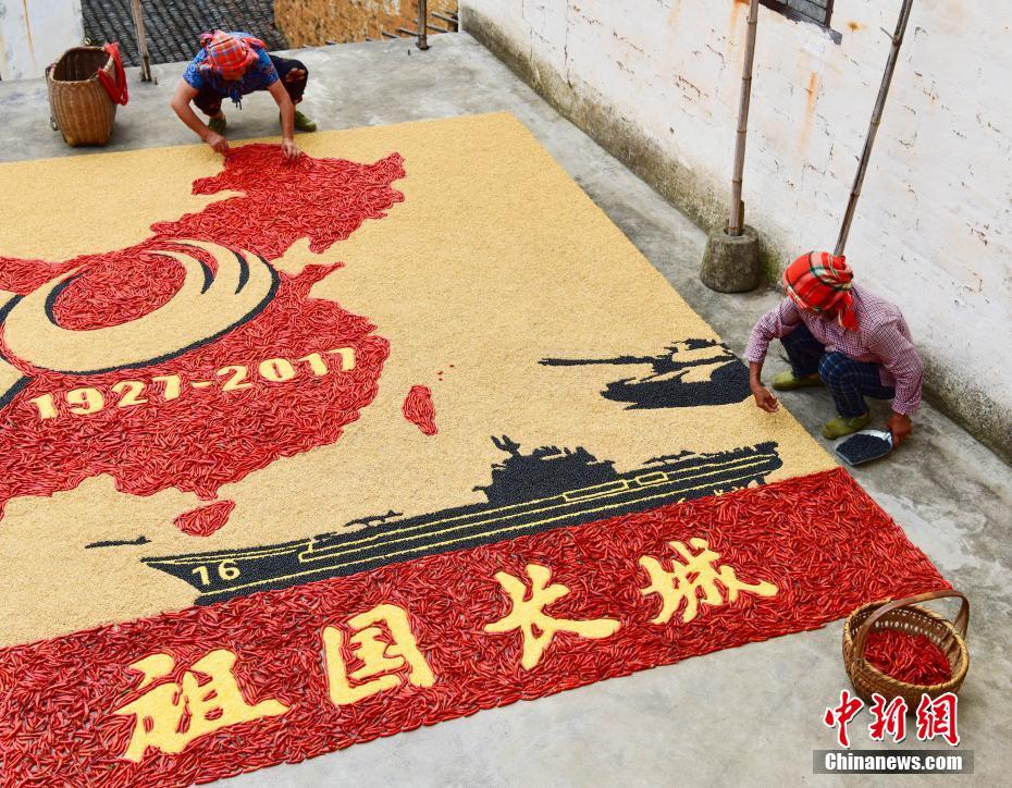 農家の女性たち、穀物で「八一建軍節」記念図形を製作　江西省