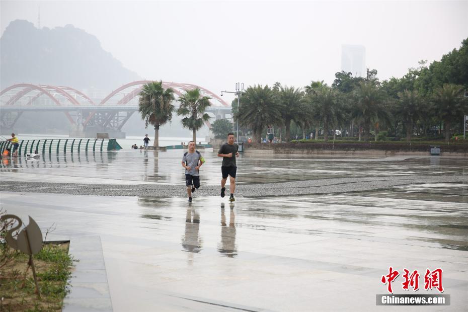 連日酷暑の広西チワン族自治区に「恵みの雨」、雨の中水遊びをする市民