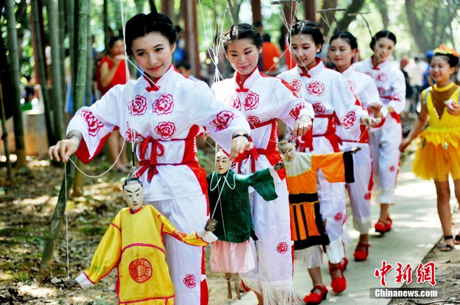 伝統文化と大自然の融合　糸操り人形愛好家の女性、竹林で人形劇を披露　