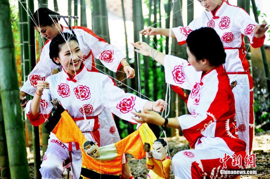 伝統文化と大自然の融合　糸操り人形愛好家の女性、竹林で人形劇を披露　