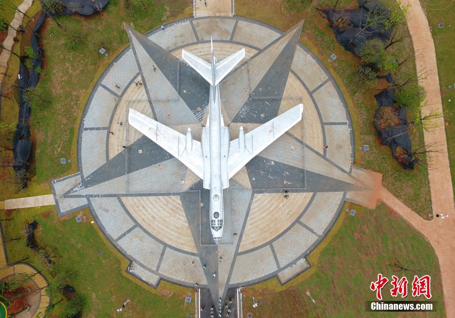 上空から撮影した南昌軍事テーマパーク、きっちりと並べられた戦闘機