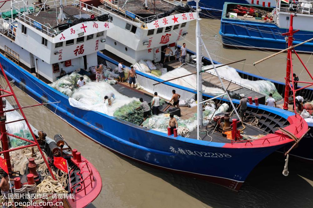 江蘇省連雲港市、休漁シーズンを終えた漁船が出港