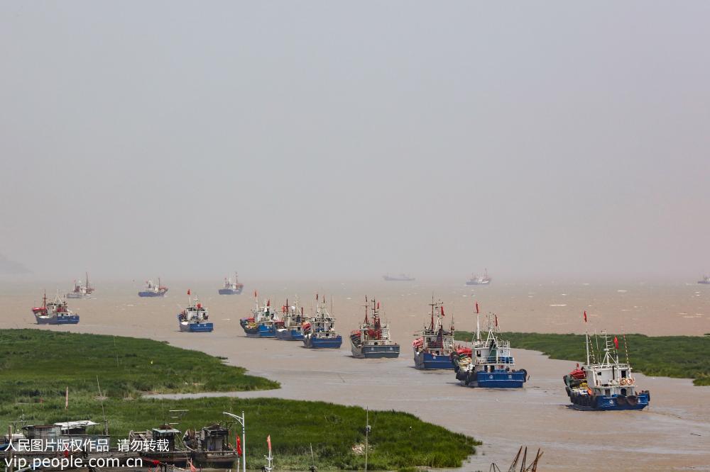 江蘇省連雲港市、休漁シーズンを終えた漁船が出港
