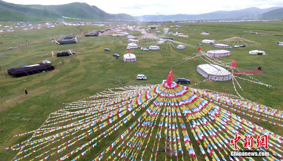 標高4500メートルの草原、テント祭りが開催 