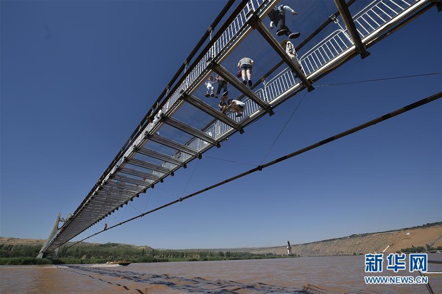 迫力満点の景色を堪能　沙坡頭景勝区に黄河を跨ぐ3Dガラス橋が登場　寧夏