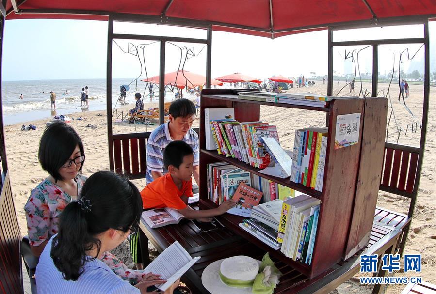 砂浜で読書が楽しめる「ビーチの図書館」を設置　秦皇島市